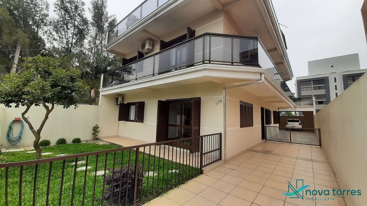 Casa triplex com 7 dormitórios na Praia da Cal de Torres-RS