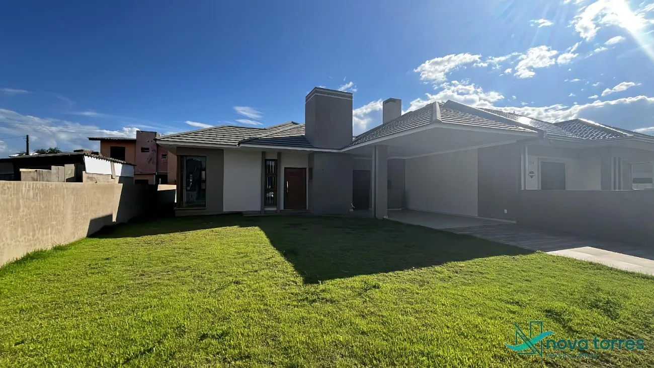 Casa com 3 dormitórios em Arroio do Sal - RS, no Balneário Vista Alegre.