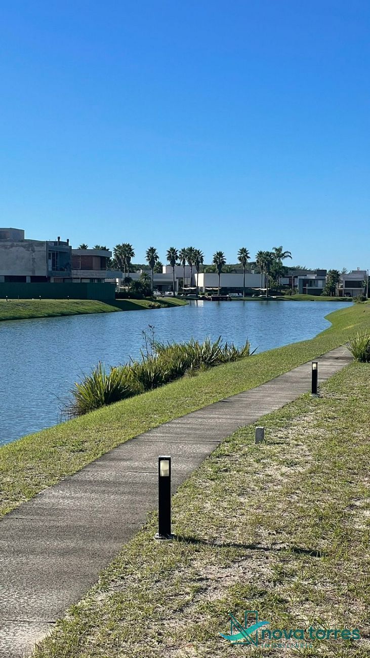 Terreno de 405m² com fundos para o lago no Condomínio Ilhas Park em Torres-RS