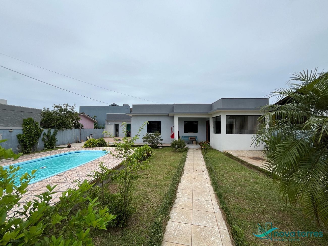 Casa Espaçosa com Piscina Privativa – Bairro Stan, Torres/RS