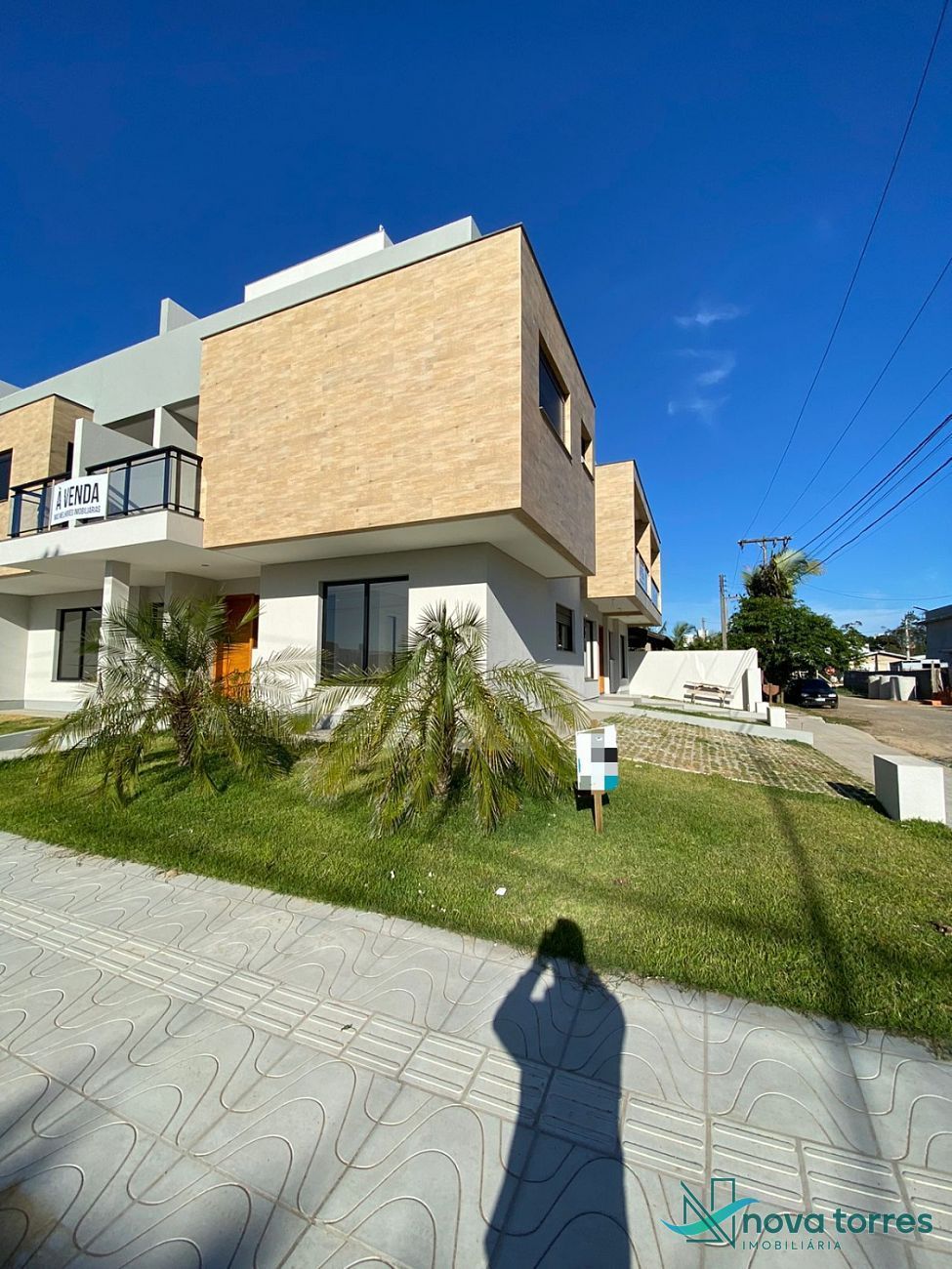 Sobrado triplex com 2 dormitórios no Centro, em Passo de Torres - SC