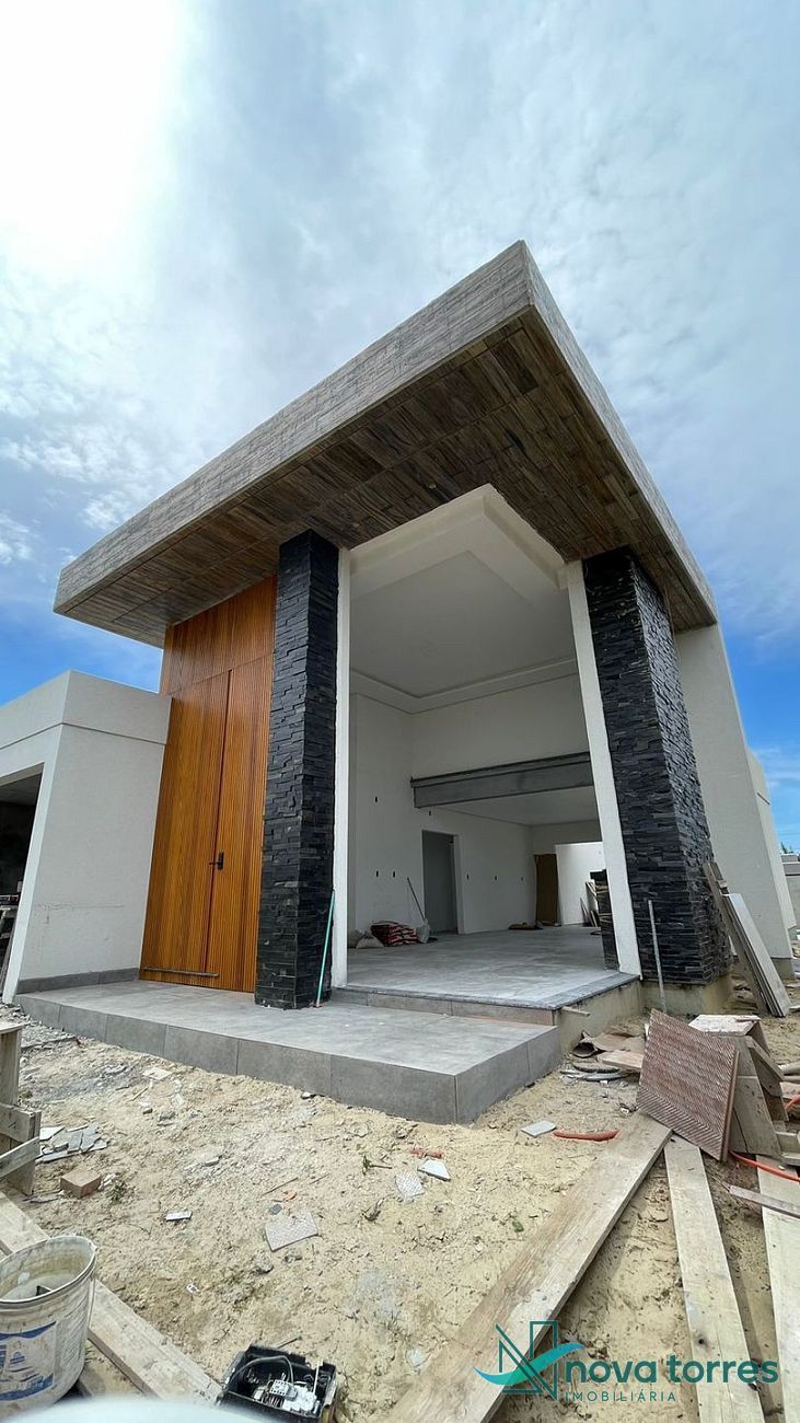 Casa com 3 suítes próxima ao mar em Passo de Torres - SC