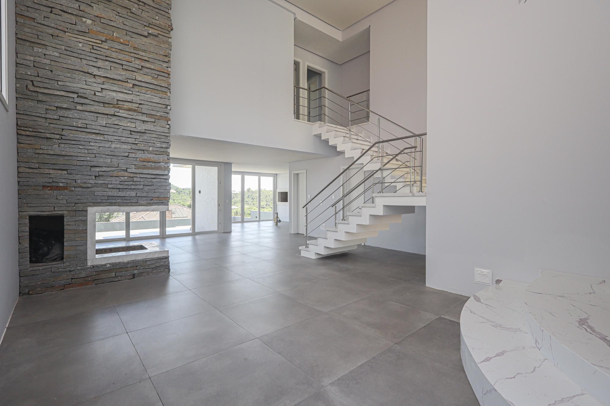 Casa reformada com 286 m² de área privativa 4 dormitórios sendo 3 suítes e 3 sacadas e 2 vagas de garagem no condomínio Alphaville