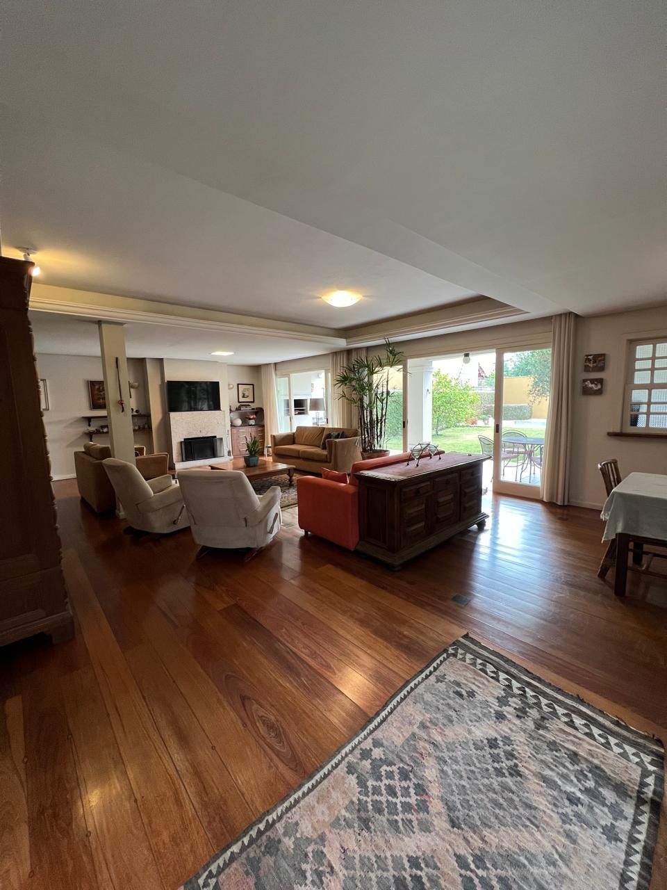 Casa com 362m², 4 dormitórios no bairro Chácara das Pedras em Porto Alegre para Comprar