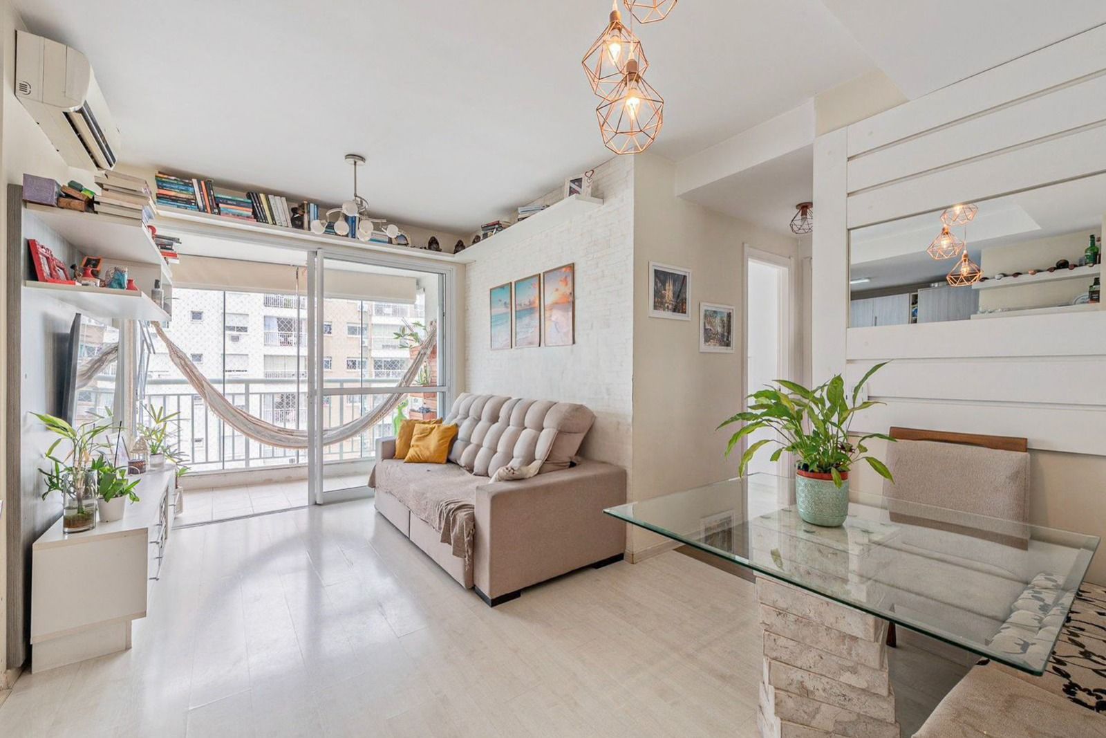 Apartamento com 61m², 2 dormitórios no bairro Passo da Areia em Porto Alegre para Comprar