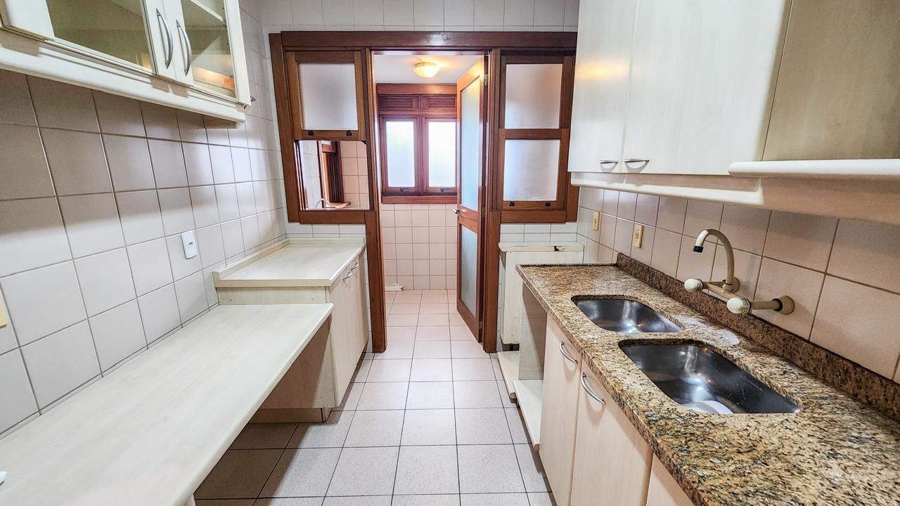 Apartamento semi-mobiliado à venda no Petrópolis