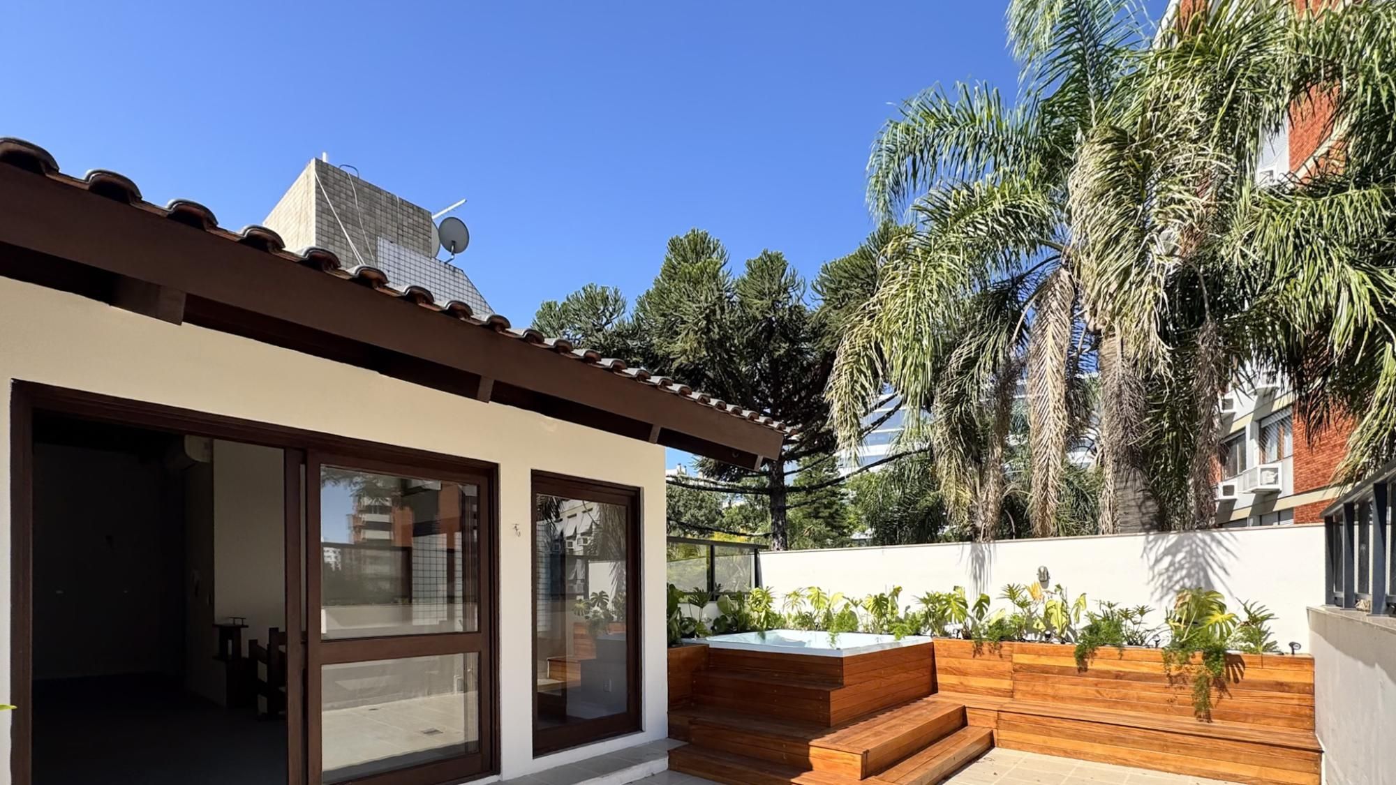 Cobertura com 198 m² de área privativa com 2 suítes e 2 vagas de garagens cobertas no bairro Mont Serrat