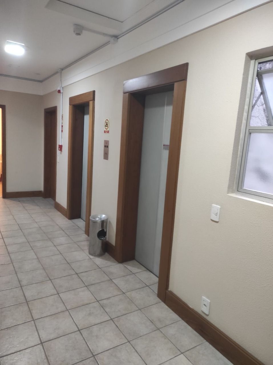 Sala Comercial à venda, 52m², Moinhos de Vento - Porto Alegre — foto 2