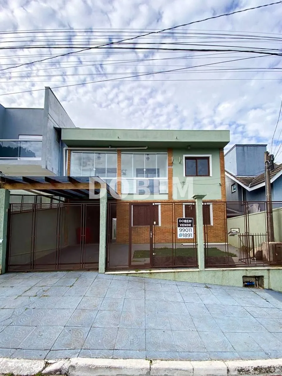 Sobrado mobiliado com 368m², closet, churrasqueira e 3 vagas.