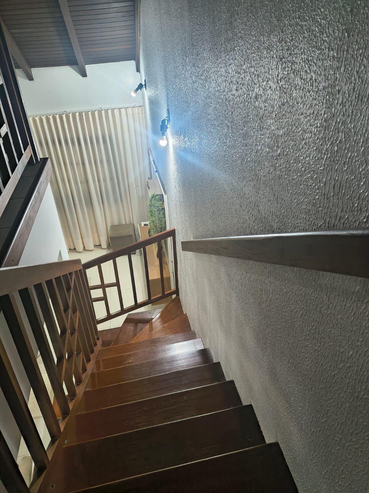 Casa com 03 dormitórios, 01 suíte e 02 vagas de garagem