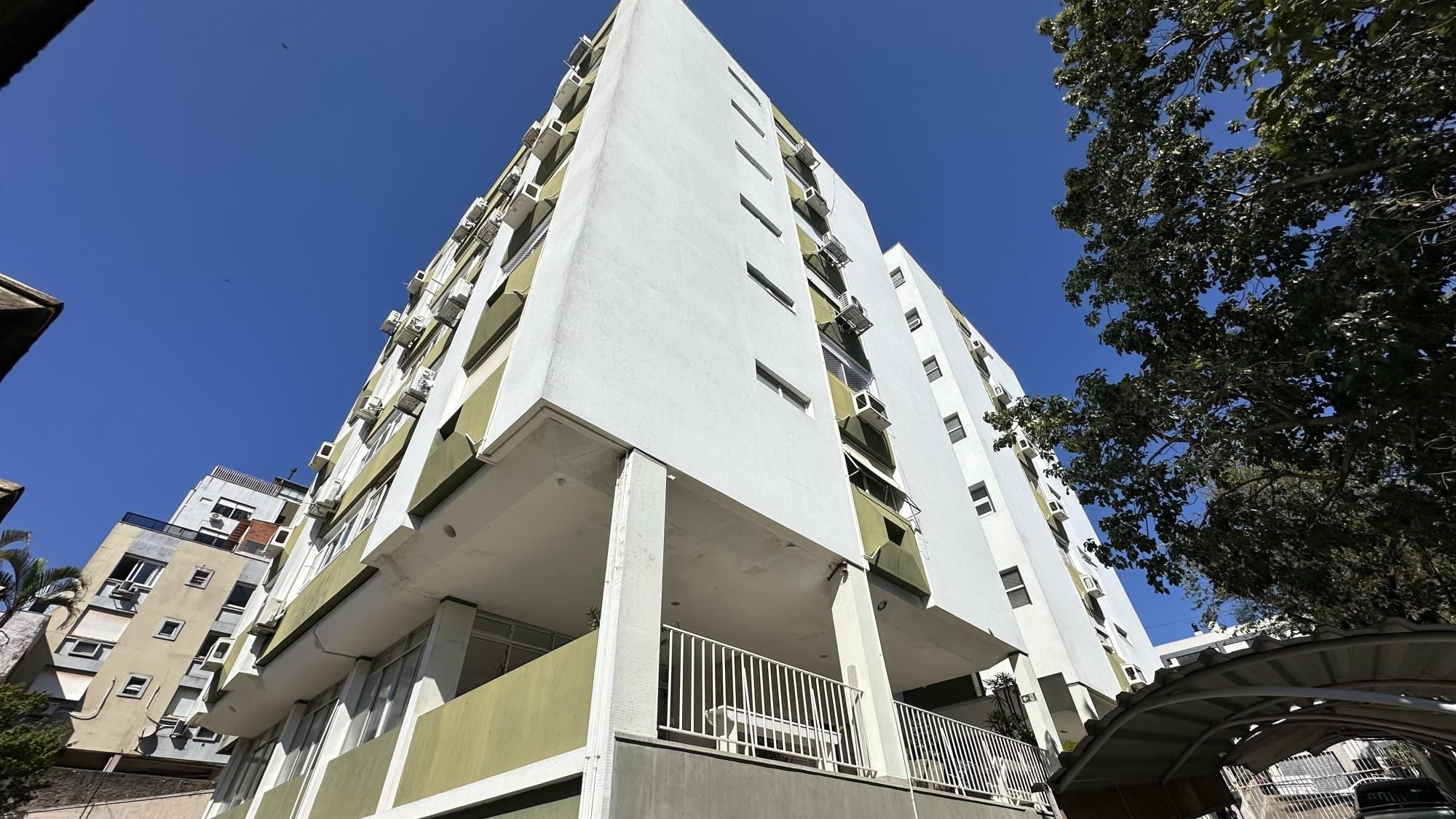 Apartamento com 2 dormitórios, dependência, elevador e vaga coberta na Mariland
