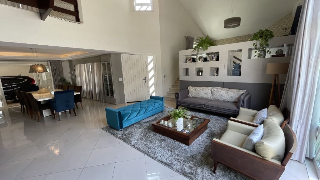 CASA , COM MUITO PÁTIO, EM CONDOMÍNIO FECHADO