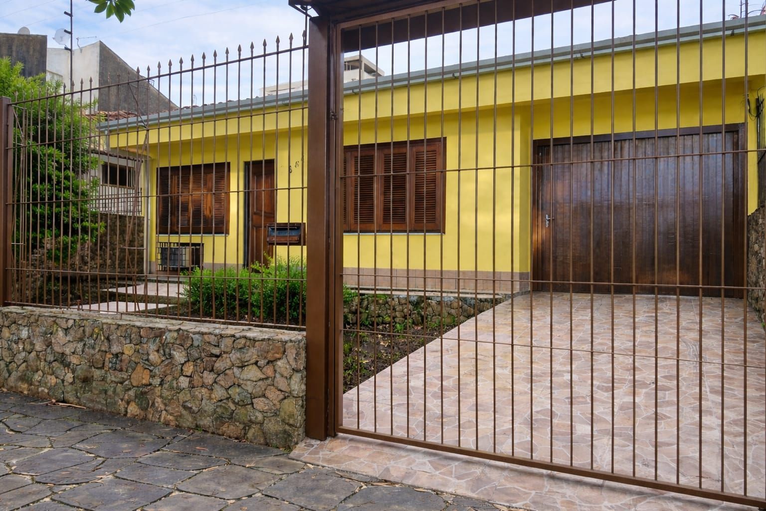 Casa 3 Dormitórios com Suíte | Garagem 6 Carros | Pátio Amplo e Área Gourmet para Alugar