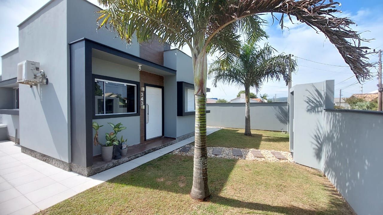 Casa de esquina a venda no bairro Portinho