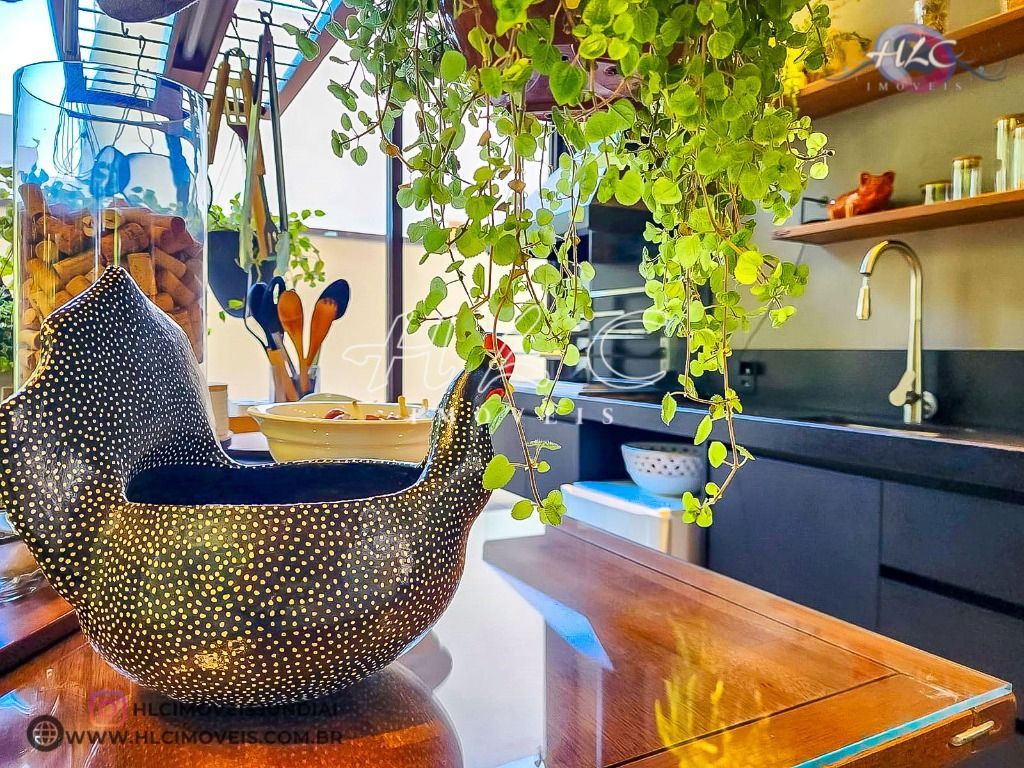Linda residência com vista para a mata à venda no condomínio Terras de Santa Ter