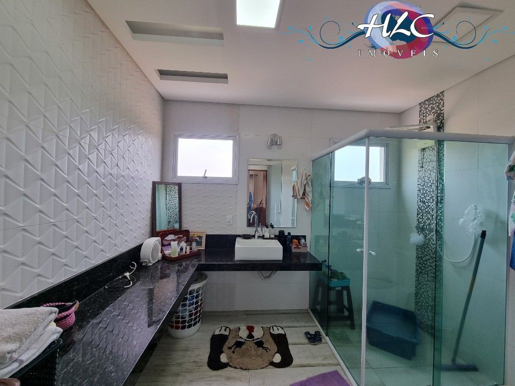Casa espaçosa em condomínio com 3 dormitórios e área de laze