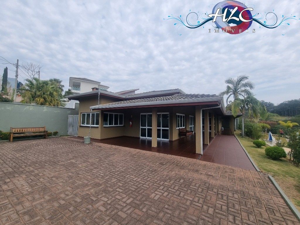 Casa espaçosa em condomínio com 3 dormitórios e área de lazer completa - Residen