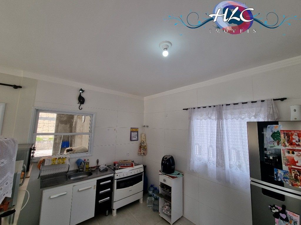 Casa espaçosa em condomínio com 3 dormitórios e área de lazer completa - Residen