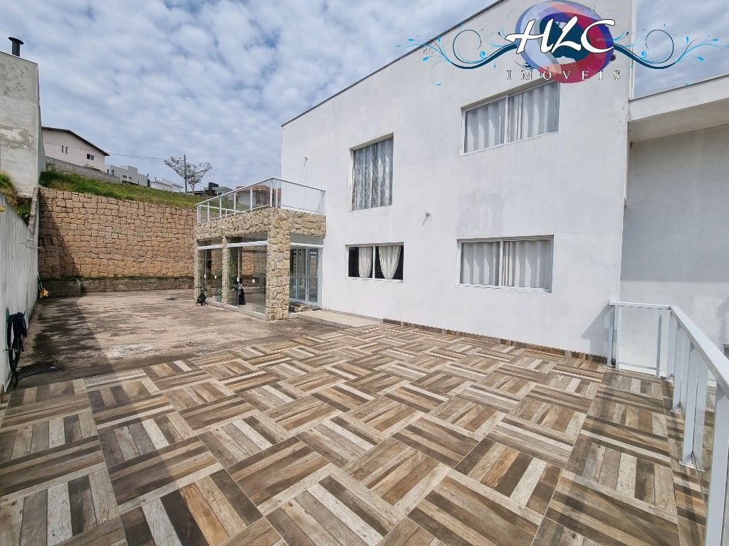 Casa espaçosa em condomínio com 3 dormitórios e área de lazer completa - Residen