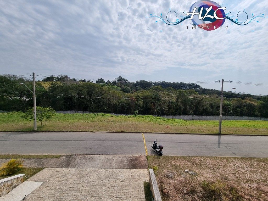 Casa espaçosa em condomínio com 3 dormitórios e área de lazer completa - Residen
