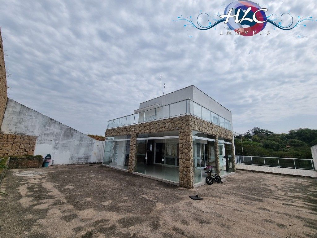 Casa espaçosa em condomínio com 3 dormitórios e área de lazer completa - Residen