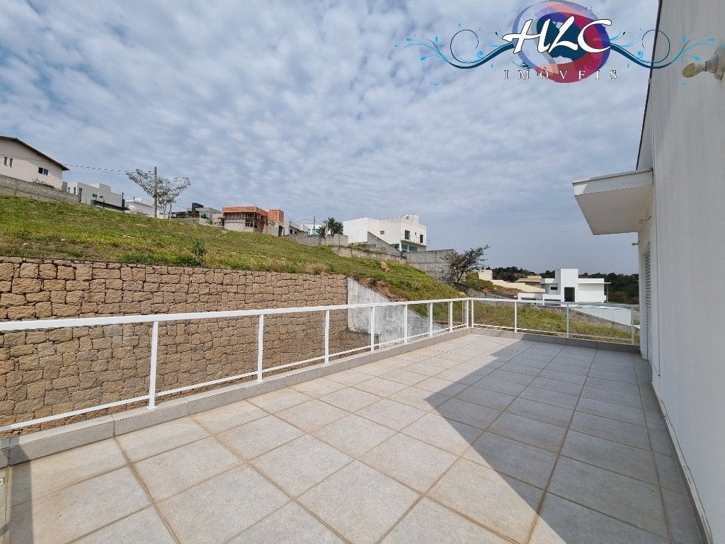 Casa espaçosa em condomínio com 3 dormitórios e área de laze