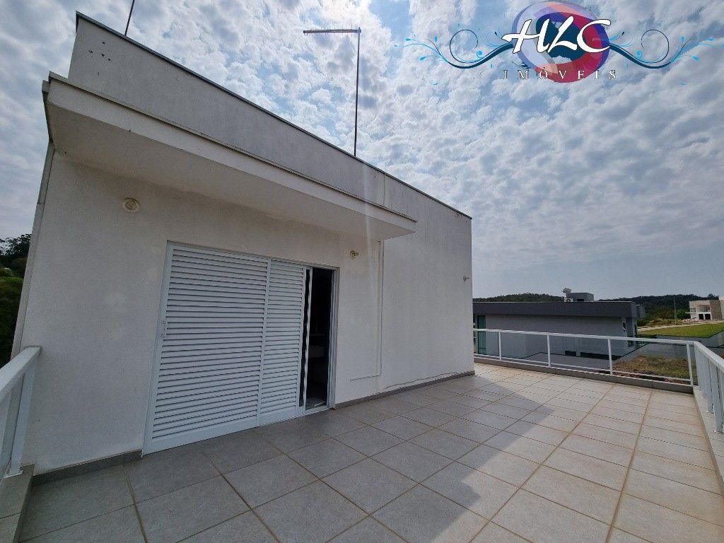 Casa espaçosa em condomínio com 3 dormitórios e área de laze