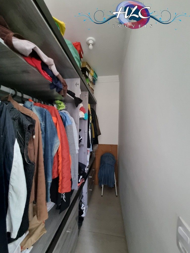 Casa espaçosa em condomínio com 3 dormitórios e área de laze
