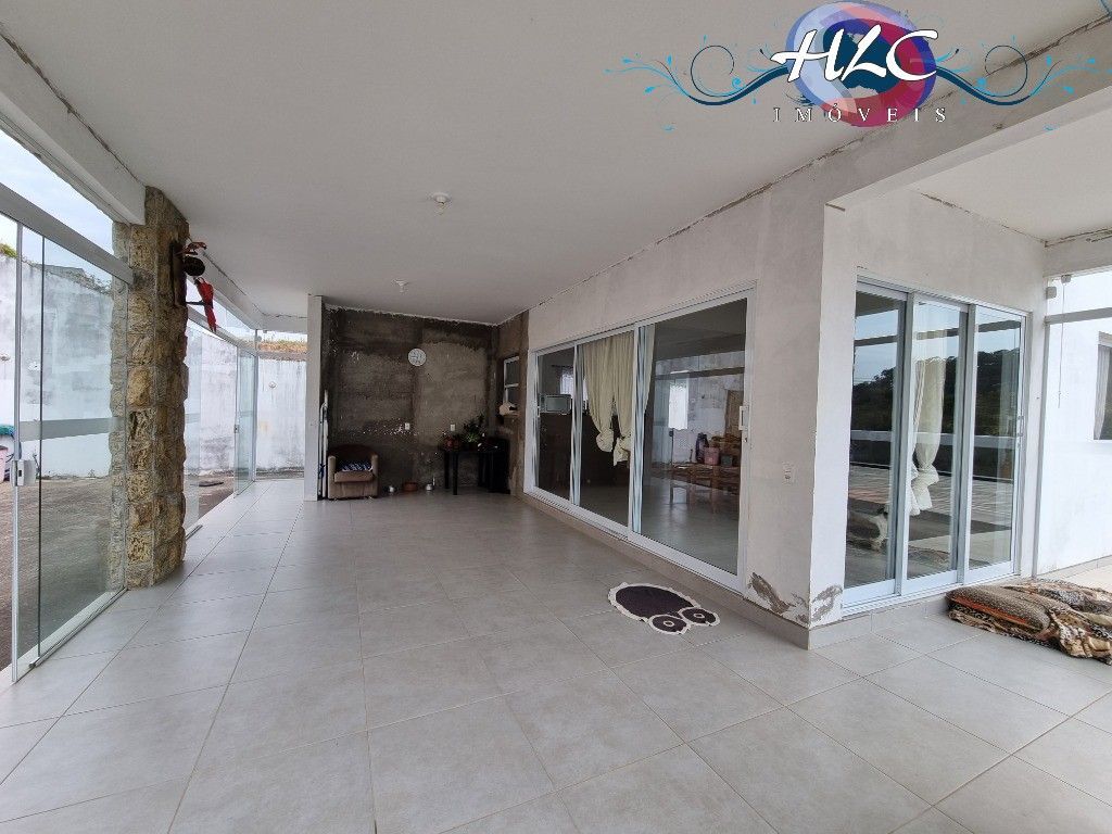 Casa espaçosa em condomínio com 3 dormitórios e área de lazer completa - Residen