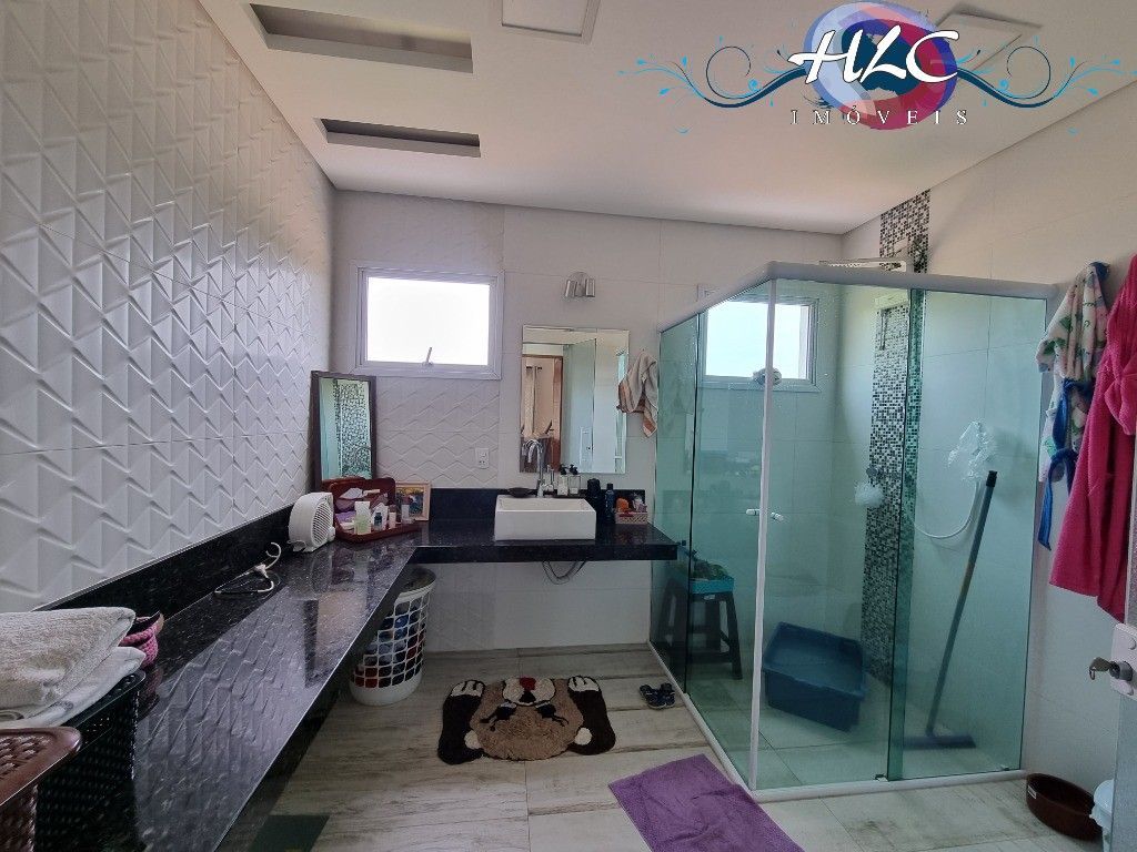 Casa espaçosa em condomínio com 3 dormitórios e área de laze