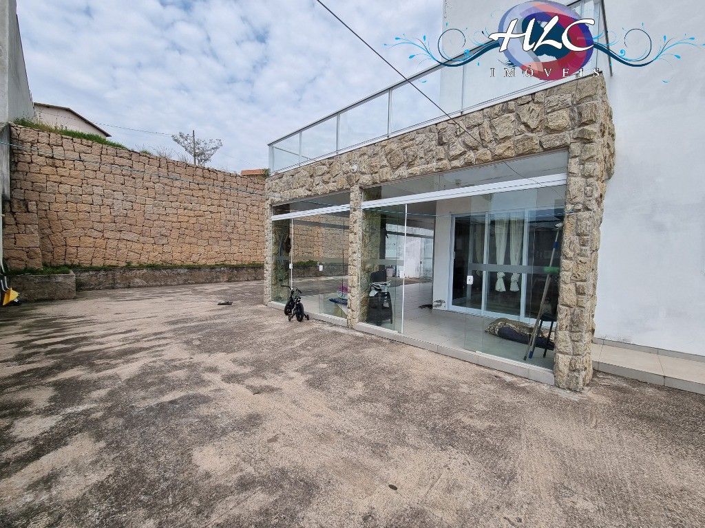 Casa espaçosa em condomínio com 3 dormitórios e área de lazer completa - Residen