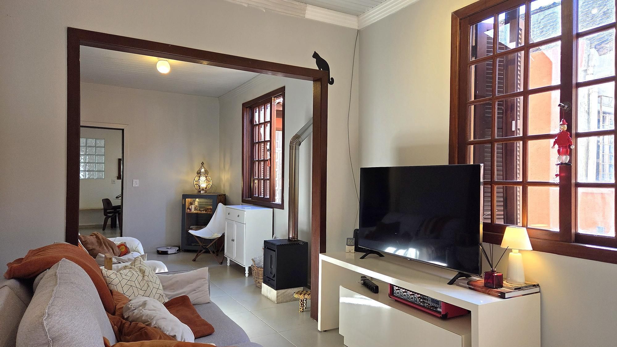 Casa totalmente reformada, com 166m2 de área privativa, 3 dormitórios, sendo 2 suítes e 2 vagas de garagem.