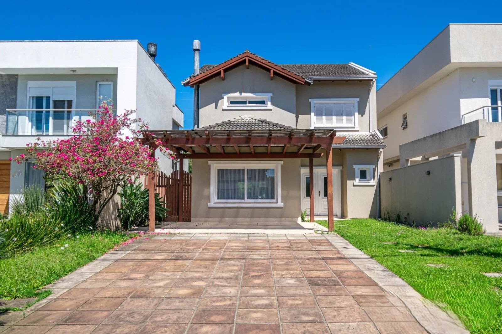 Casa à venda no Condomínio Terra Ville Golf Club com 217m² privativos, 3 dormitórios, 1 suíte, 4 vagas.