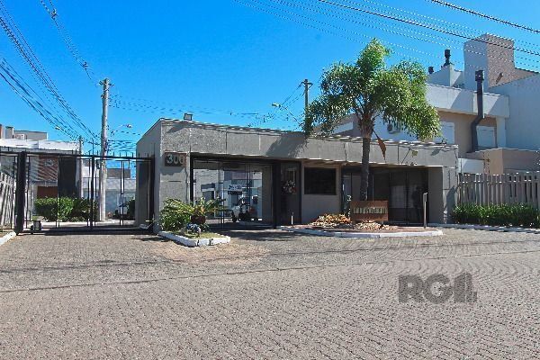 Casa em condomínio 4 D, sendo um dormitório no térreo , 168 m² , garagem coberta