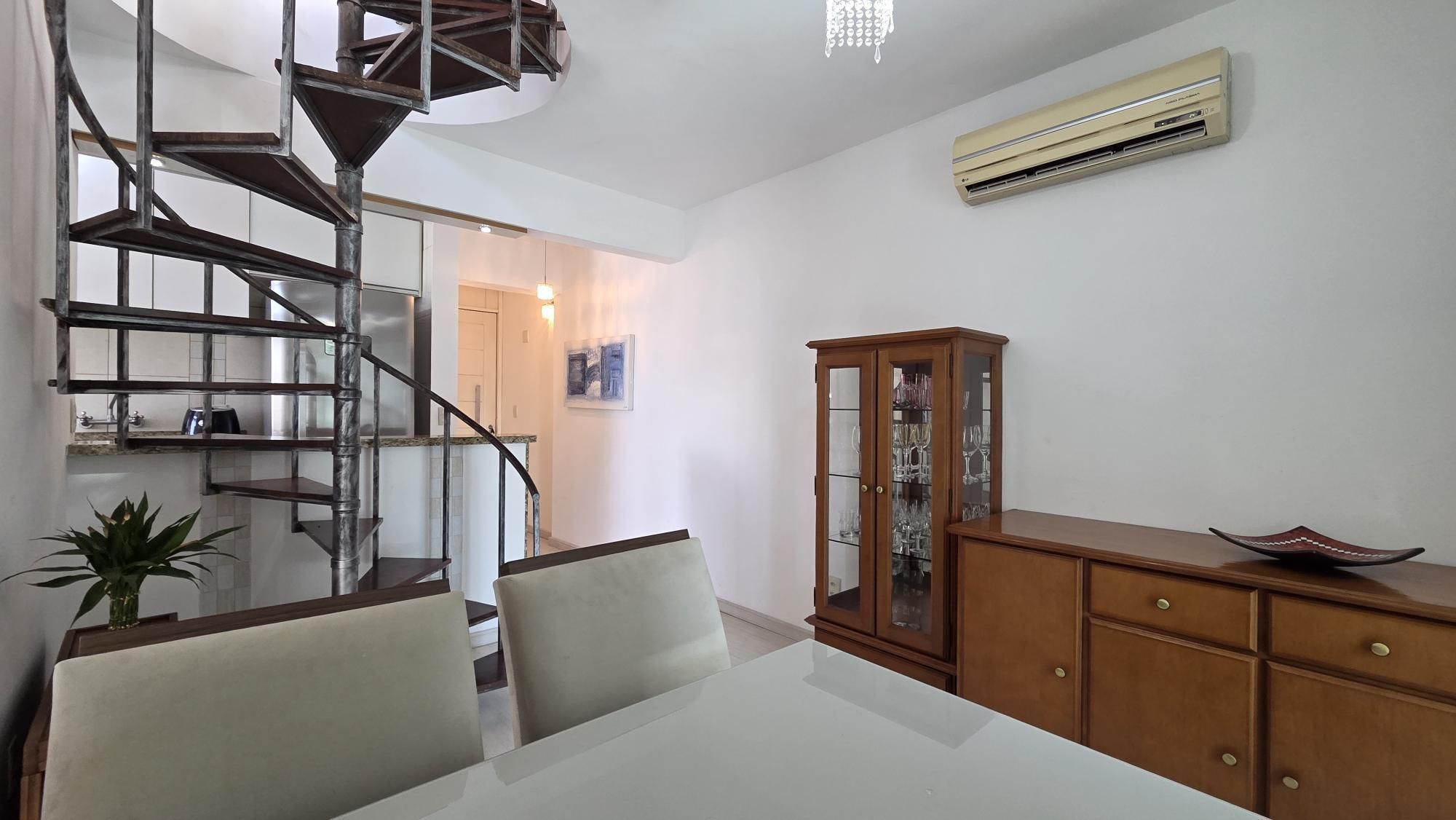 Cobertura duplex com 2 dormitórios e 1 vaga de garagem no bairro Menino Deus – 108,7 m² privativos