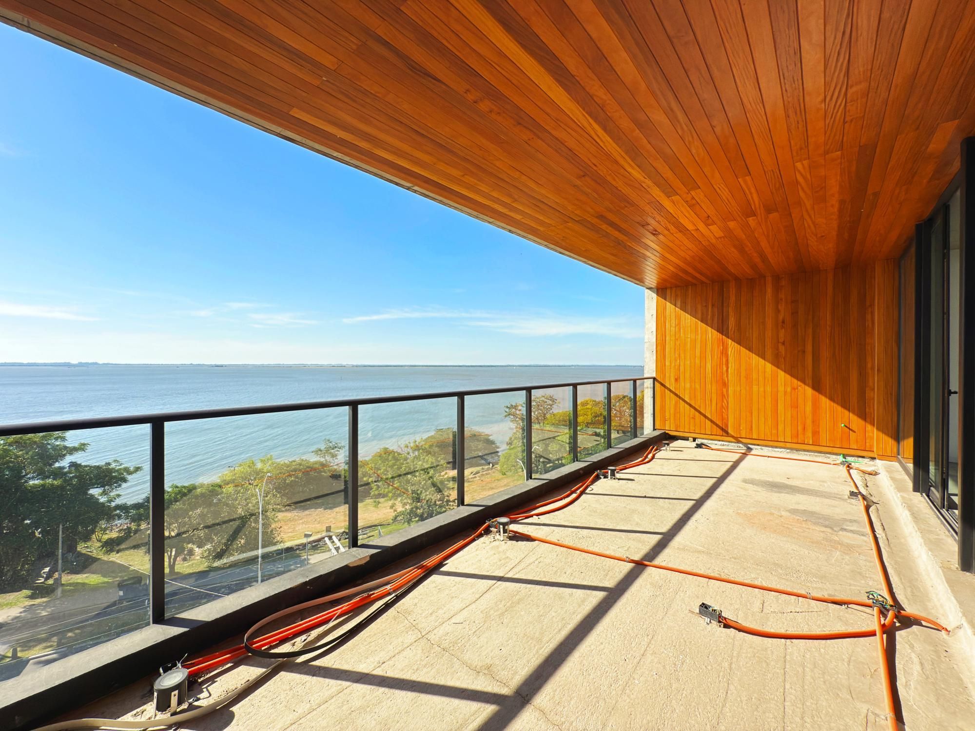 Belíssimo apartamento com 230,6m2, 3 suítes e 4 vagas de garagem. Projeto diferenciado e vista deslumbrante para o pôr do sol do Guaíba.