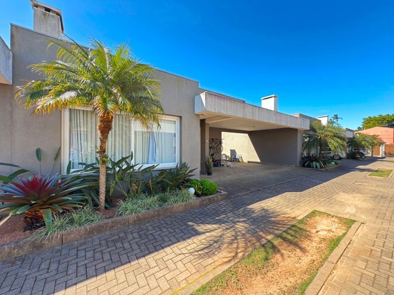 Casa térrea em condomínio fechado com 3 suítes.