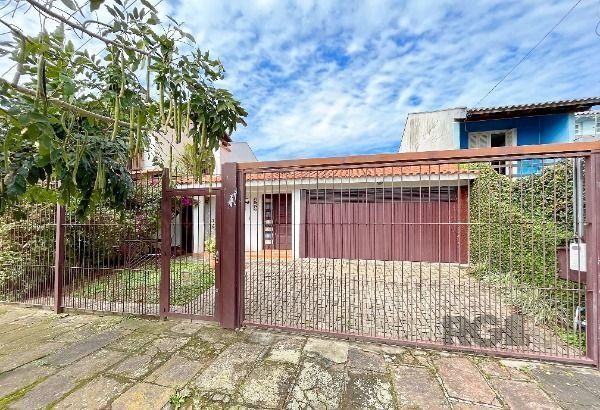 Casa em Porto Alegre, no bairro Guarujá, com 3 dormitório(s), à venda.