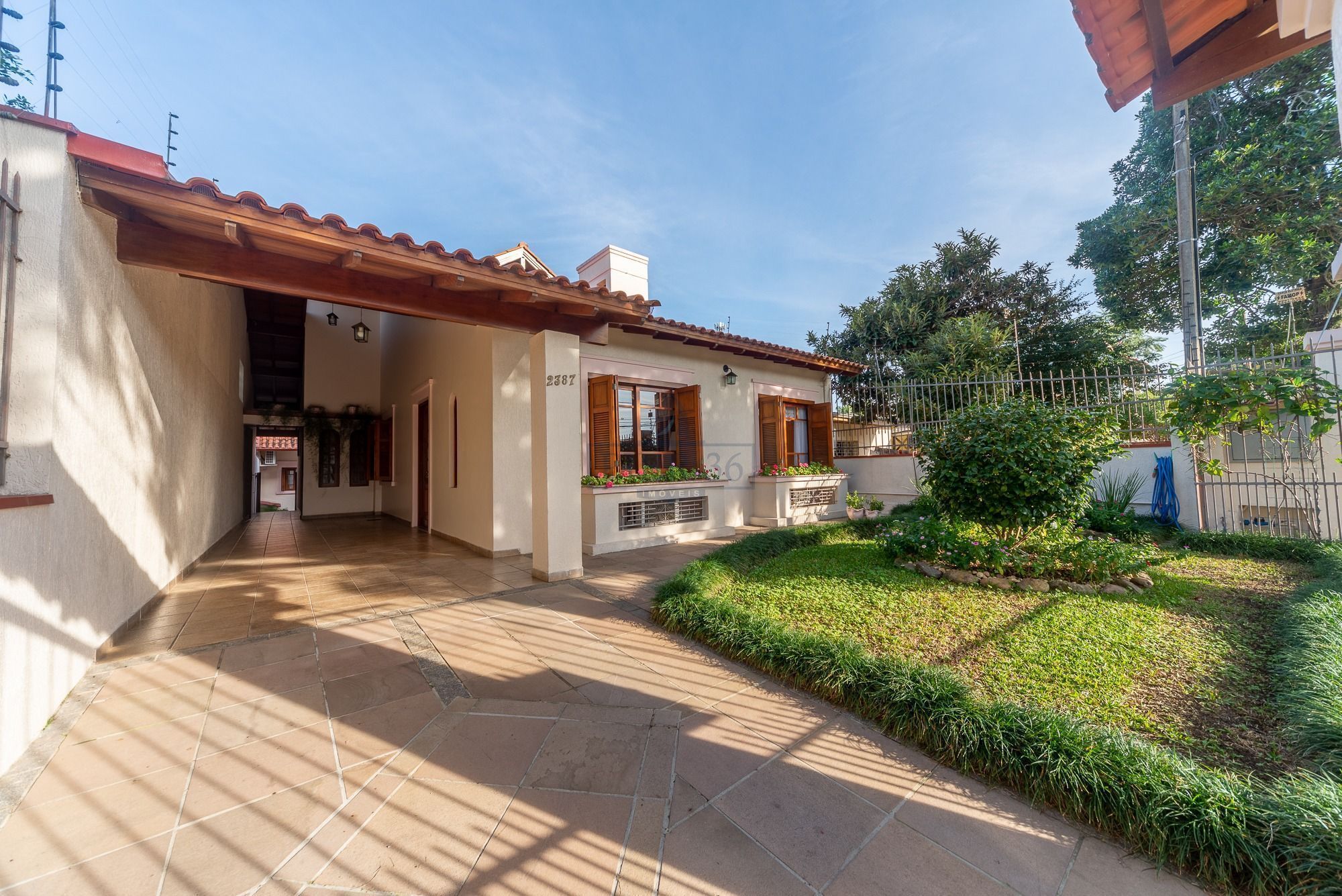 Linda Residência com 4 dormitórios no Bairro Tristeza.