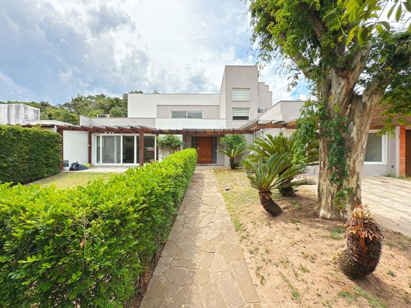 Linda Residência em Condomínio Fechado no Bairro Pedra Redonda.