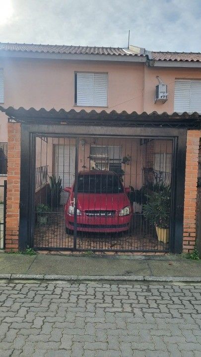 Sobrado em condomínio no bairro Vila Nova com 2 dormitórios, sendo 1 suíte.