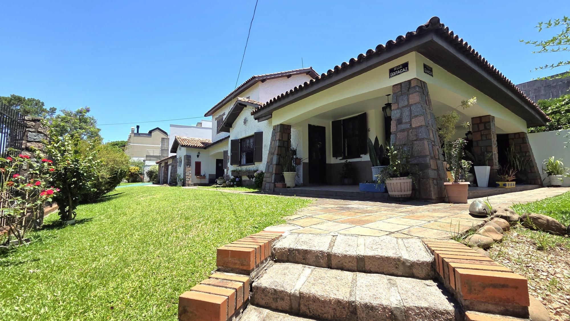 Belíssima casa de esquina, em estilo colonial com 277m2 de área privativa, terreno com 1014m2, 4 dormitórios e 3 suítes.