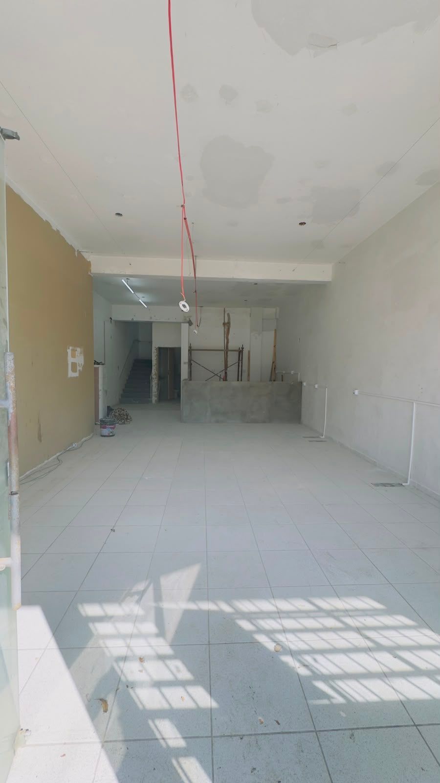 Excelente loja comercial na avenida Teresópolis, com sobreloja, 2 banheiros