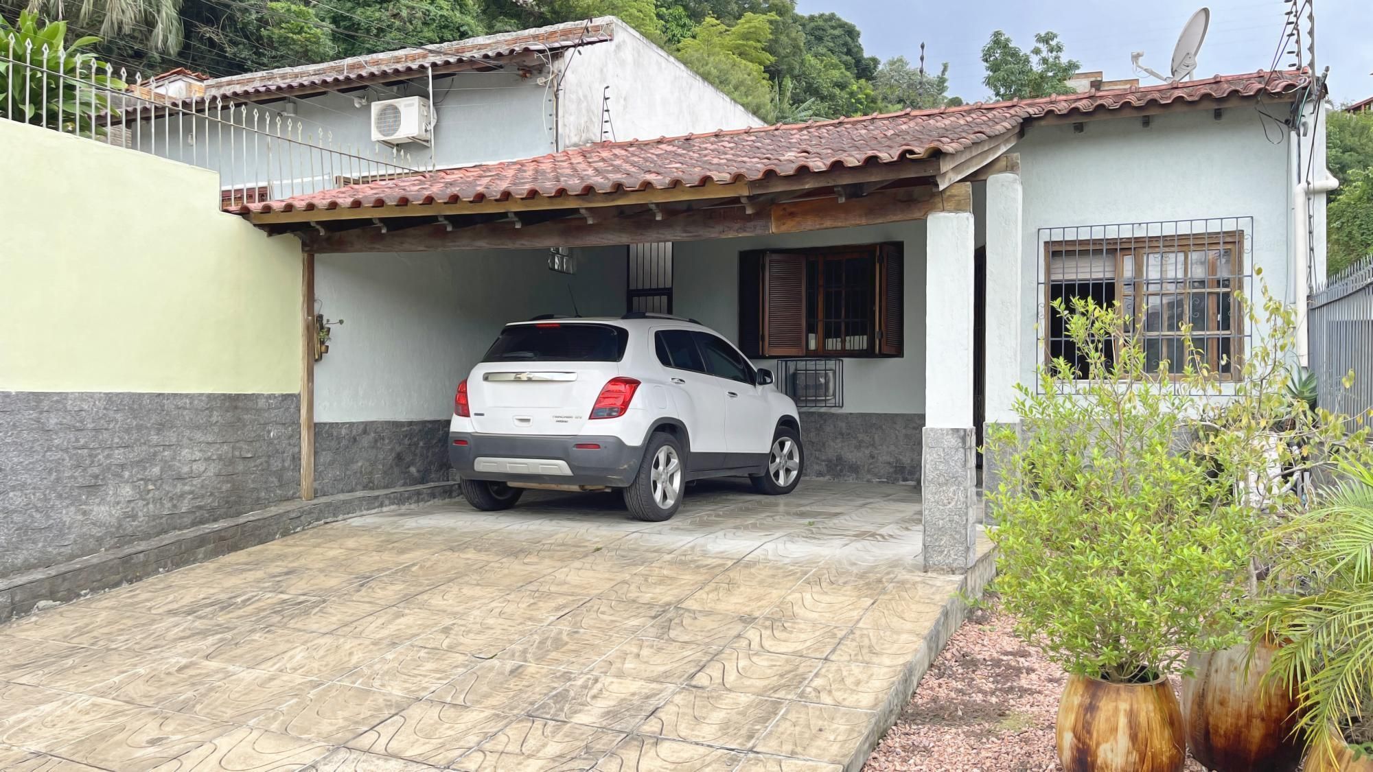 Casa em Porto Alegre, no bairro Vila Nova, com 3 dormitórios, 156 m² , 4 vagas.