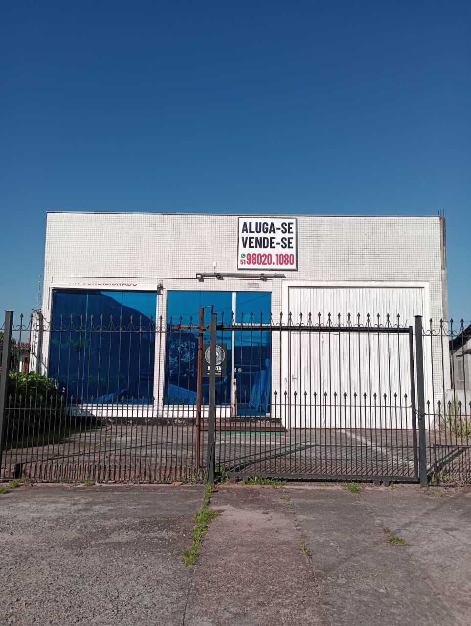 Excelente loja com 80m2 de área contruída, localizada em avenida de grande fluxo. O imóvel conta com terreno de 400 m² (10 x 40 metros).