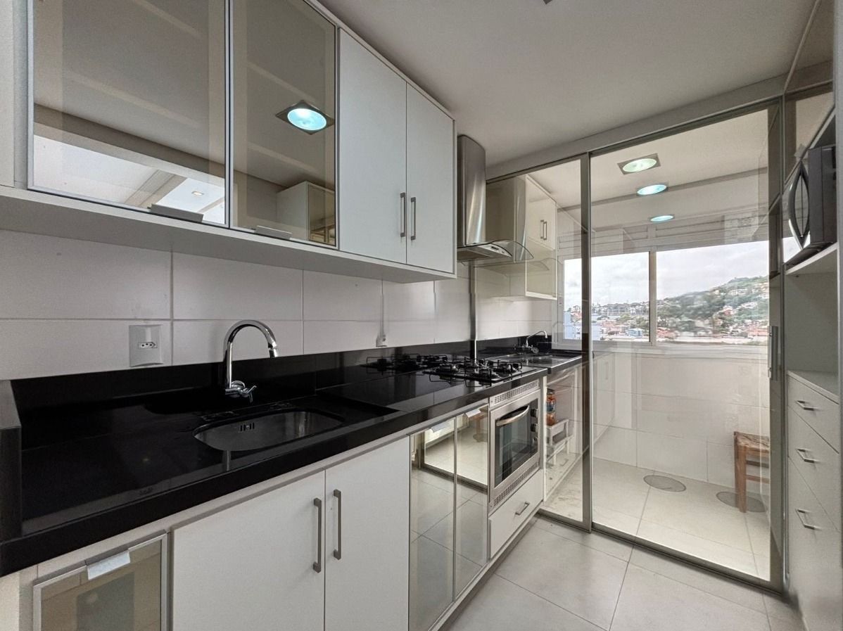 Apartamento com 2 dormitórios sendo 1 suíte, com churrasqueira e vaga coberta. — foto 3