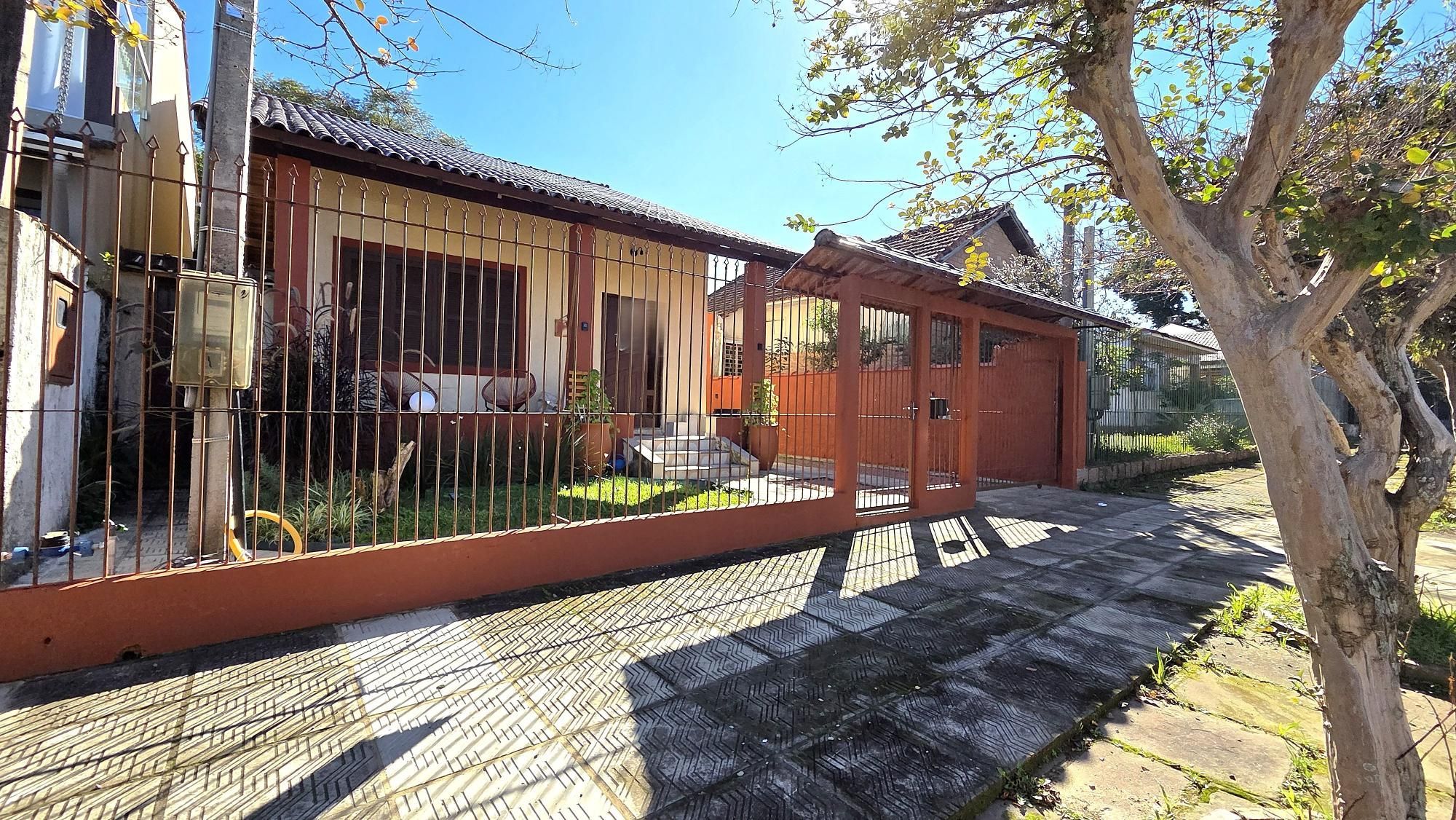 Casa totalmente reformada, com 166m2 de área privativa, 3 dormitórios, sendo 2 suítes e 2 vagas de garagem.