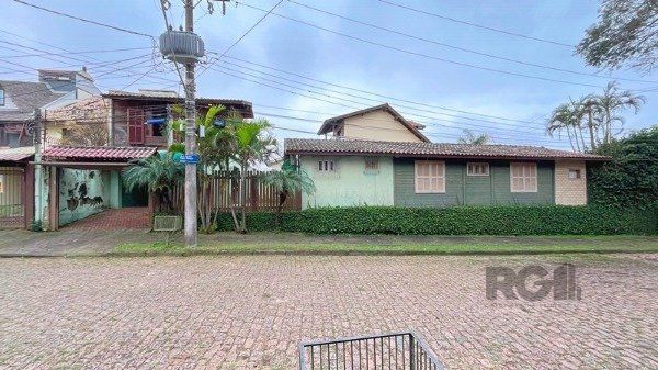 Casa em Porto Alegre, no bairro Ipanema, com 3 dormitório(s), e 3 banheiros
