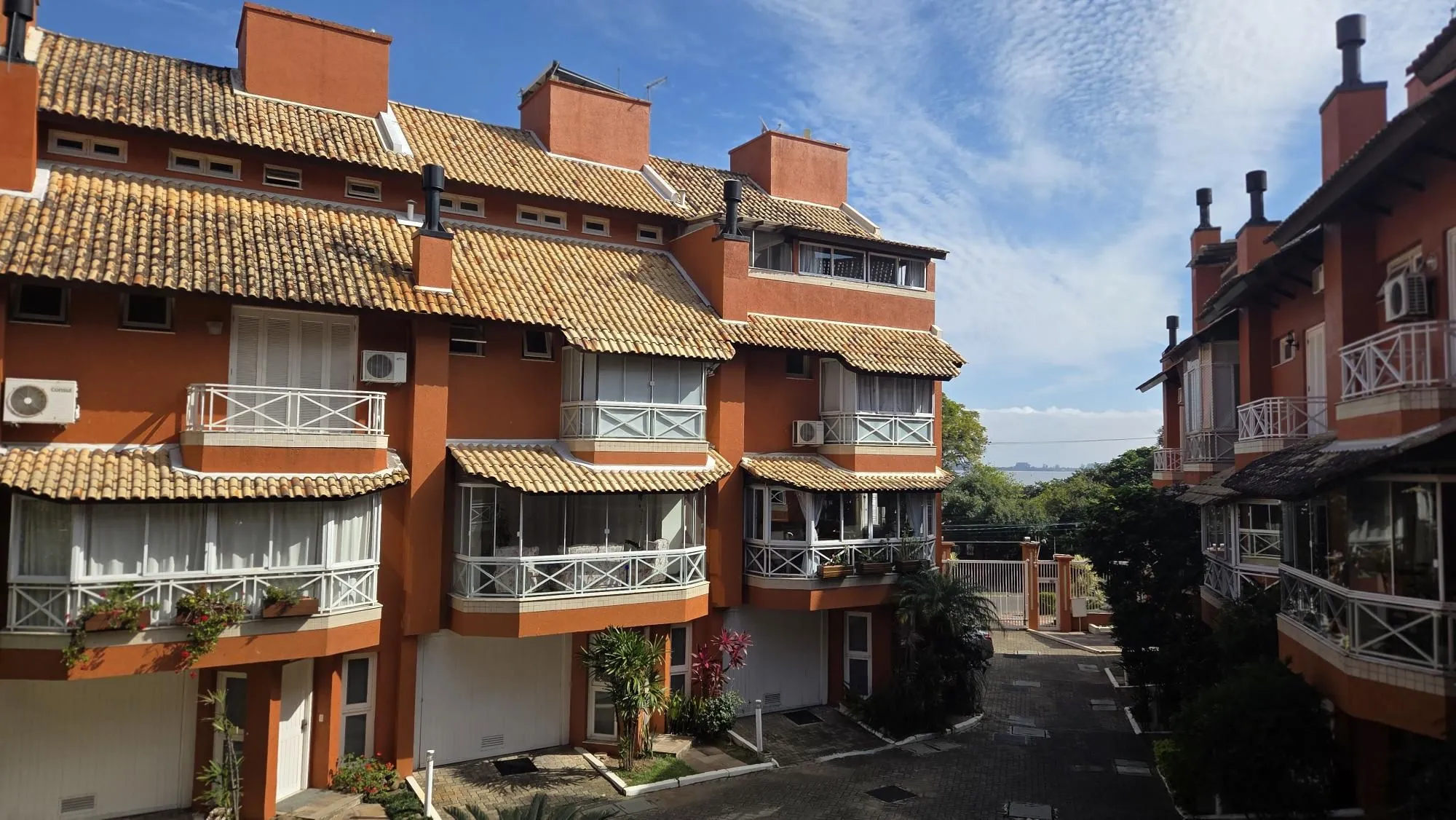 Casa de Condomínio, 4 dormitórios no bairro Vila Assunção em Porto Alegre para Comprar