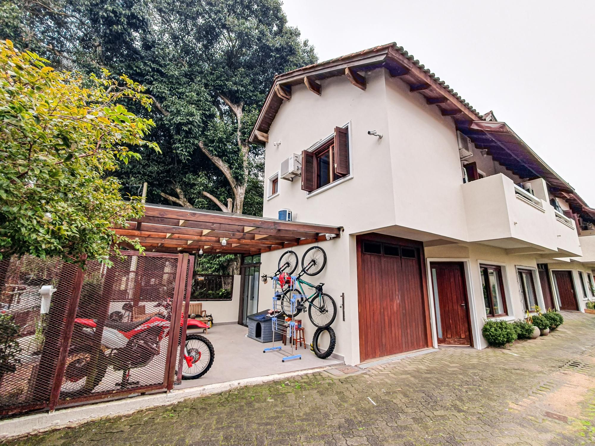 CASA EM CONDOMÍNIO FECHADO NO BAIRRO IPANEMA COM 2 DORMITORIOS.